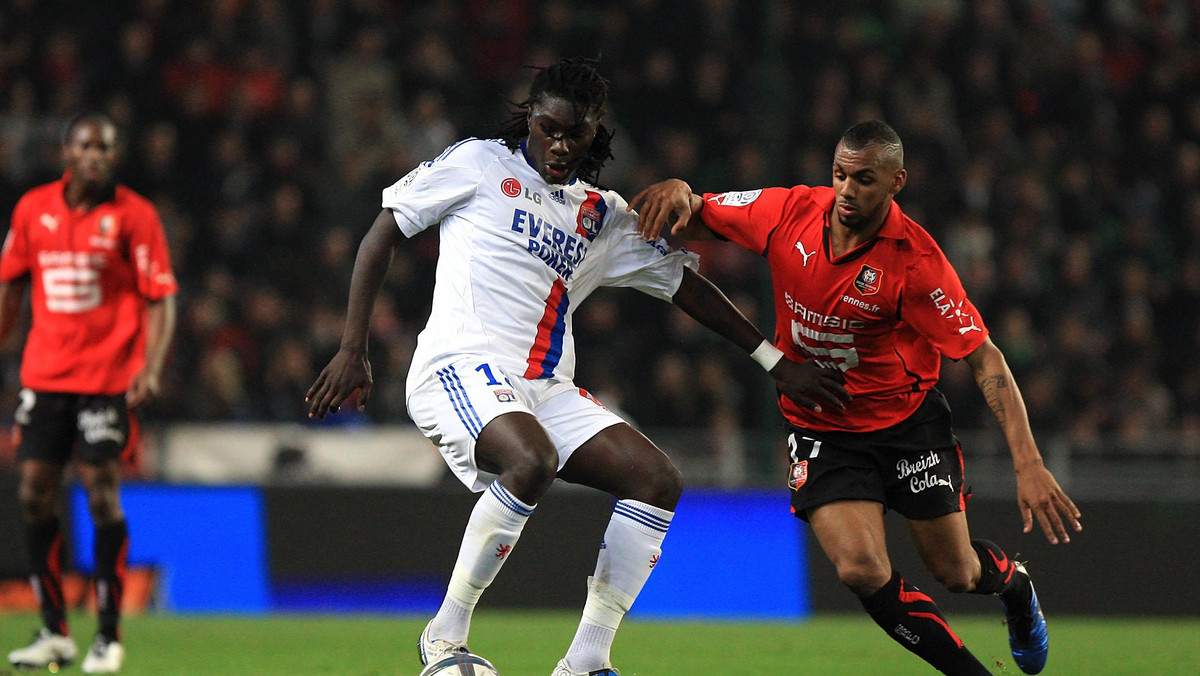 W meczu 12. kolejki ligi francuskiej, wicelider tabeli Stade Rennes zremisował na własnym boisku z Olympikiem Lyon 1:1 (1:0). Niezwykle ważne, bo pierwsze w historii zwycięstwo w Ligue 1 odnieśli piłkarze Arles Avignon, pokonując SM Caen 3:2.