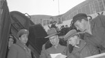 60. rocznica powrotu zbiorów wawelskich do Polski (1961 r.). Wyładunek skrzyń zawierających część tzw. Skarbu Narodowego