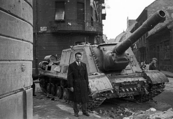 Unieszkodliwione ciężkie działo pancerne ISU-152 (FOTO:FORTEPAN / Nagy Gyula)