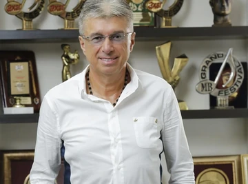 "Nemam para, jel možete nešto da uradite?!" Saša Popović je ovu pevačicu VINUO U ZVEZDE preko noći, bez ustručavanja je otrčala k njemu! 