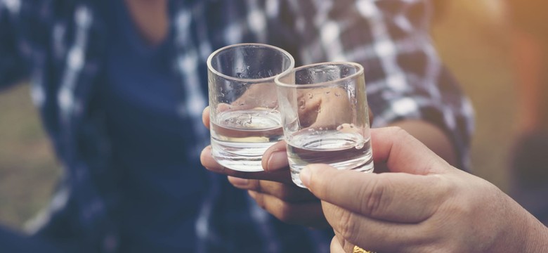 Mamy niemały problem z piciem. Dlaczego Polacy siegają po alkohol? [RAPORT]
