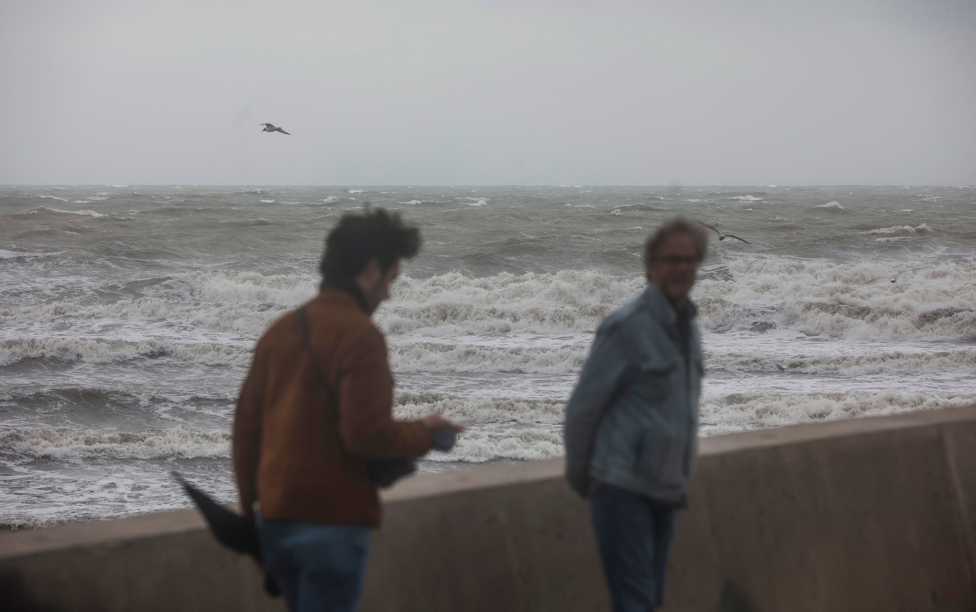 Alerta naranja en 7 provincias: Olas de más de 5 metros en el Cantábrico