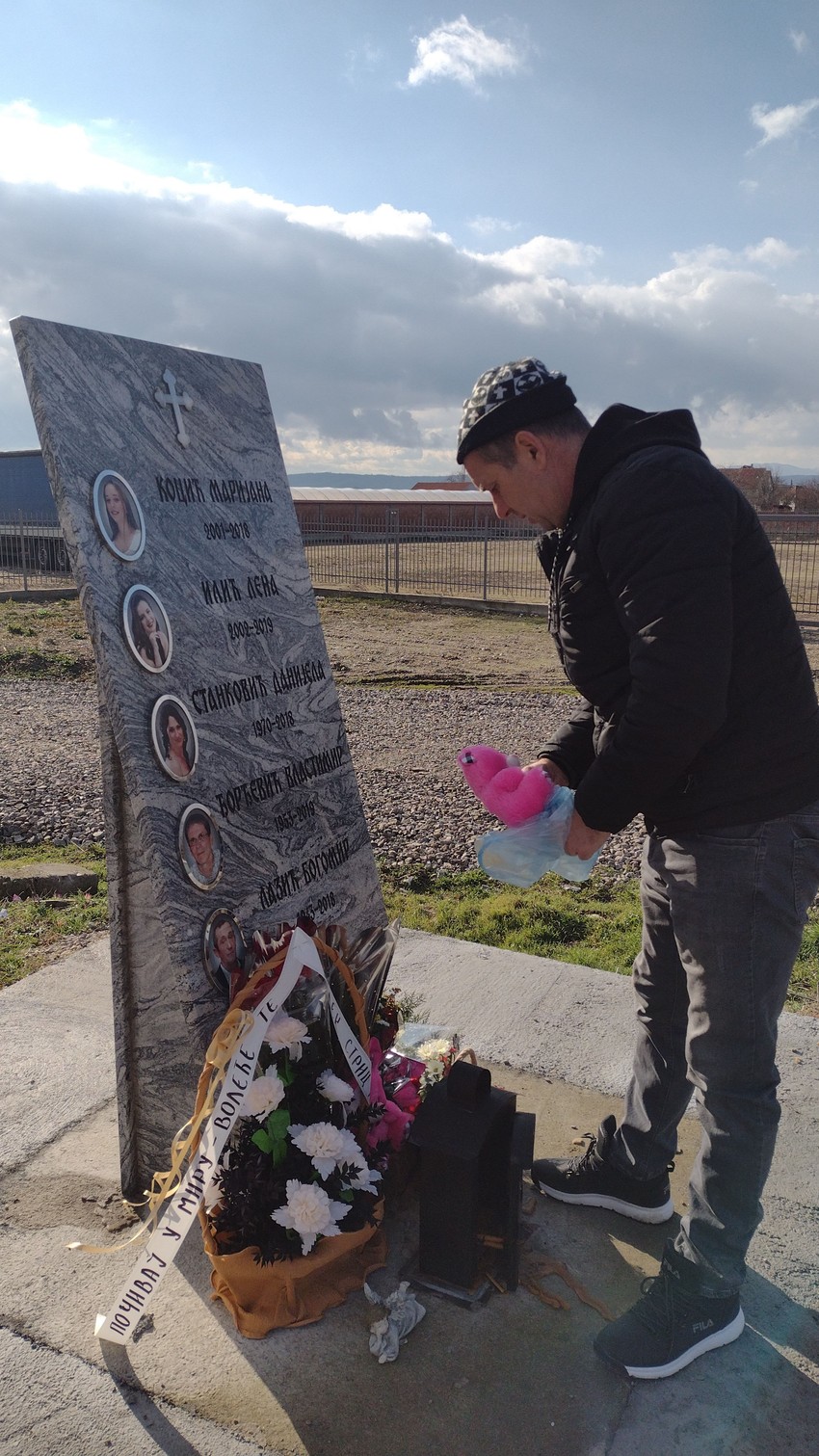 Lenin otac Srđan Ilić doneo je dva roze medvedića na mesto nesreće