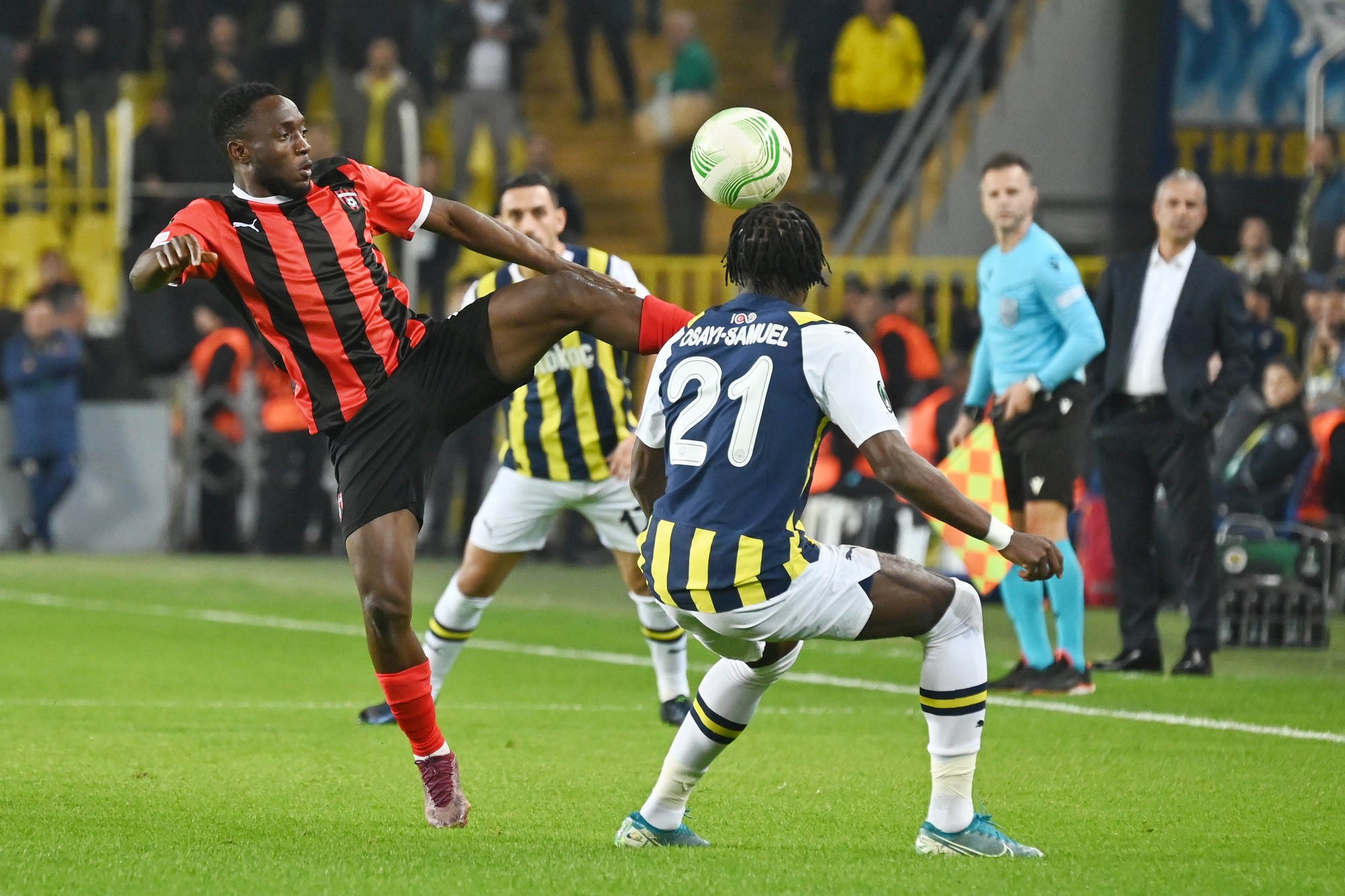 Vľavo hráč Trnavy Philip Azango a hráč Fenerbahce Bright Osayi - Samuel.