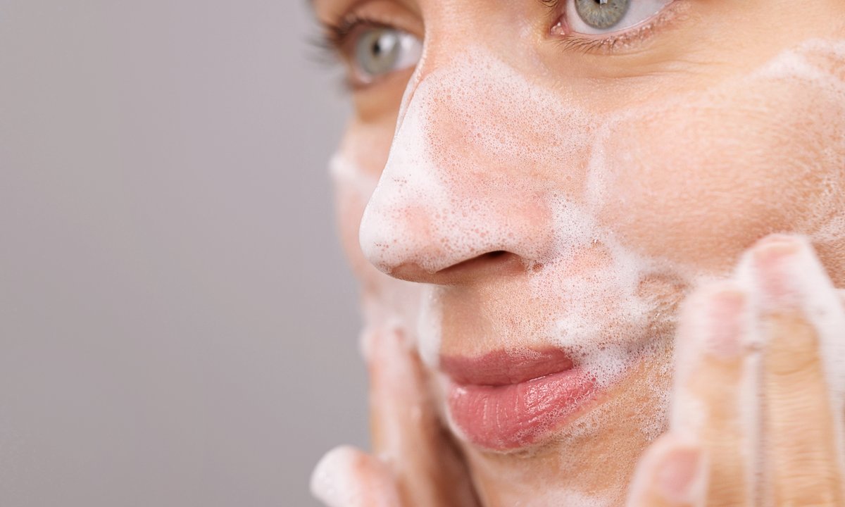 Trójkolorowa pasta do mycia twarzy usuwa z twarzy cały dzień, w tym filtry przeciwsłoneczne