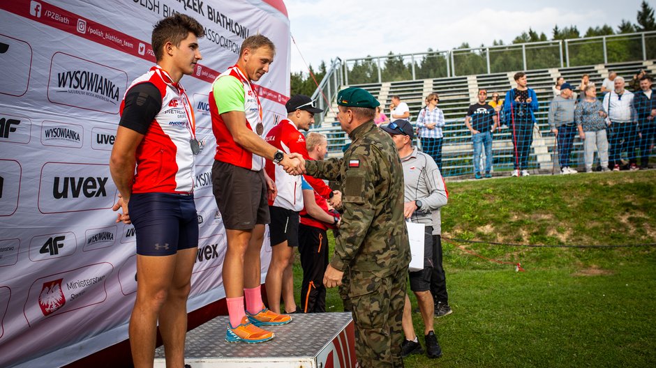 Dekoracja medalowa biegu pościgowego mężczyzn