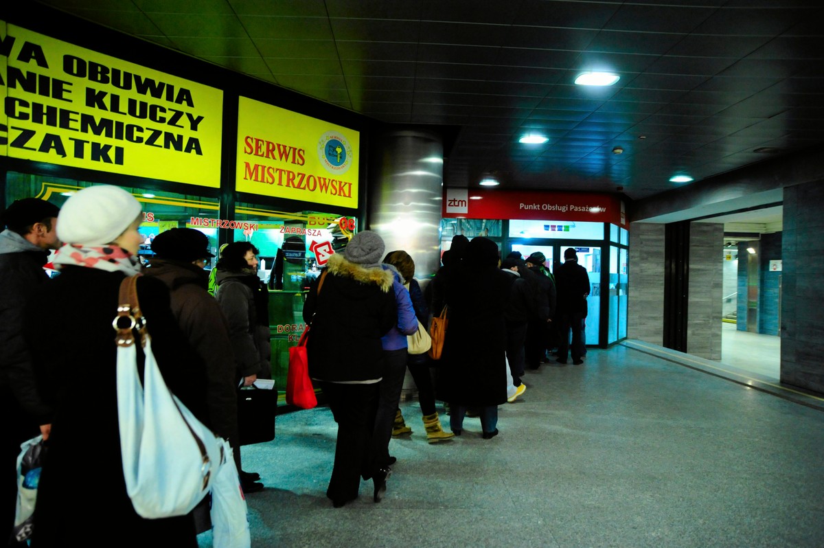 Kolejka po Kartę Warszawiaka