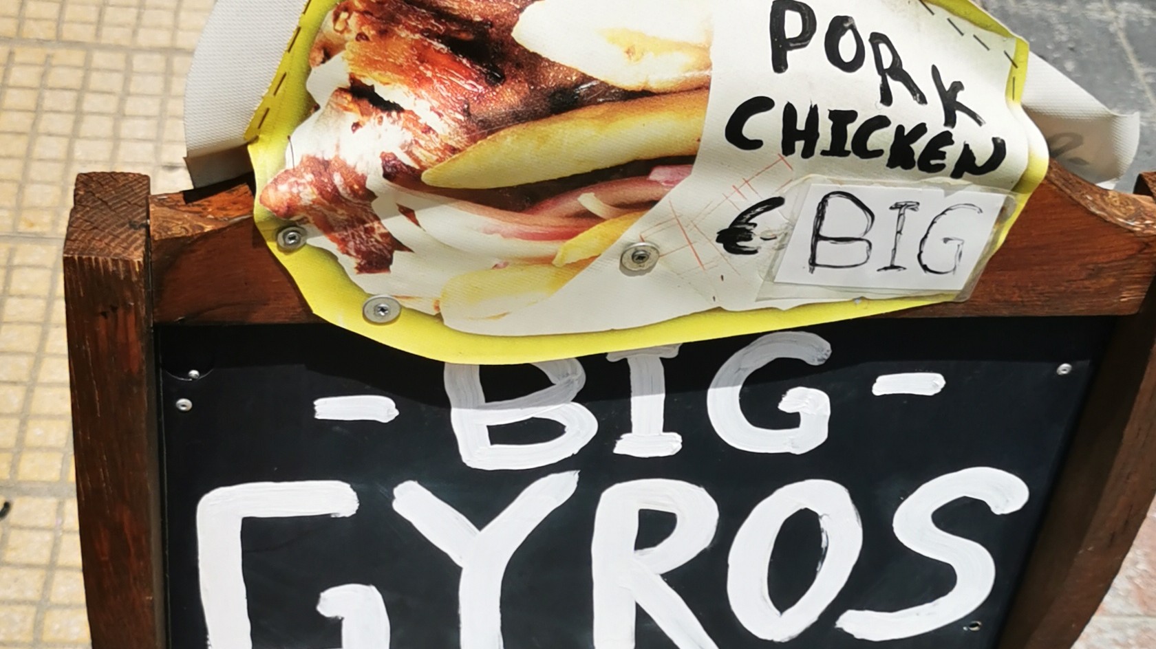 Čitateľ Pavel nám poslal cenu za gyros v Grécku.
