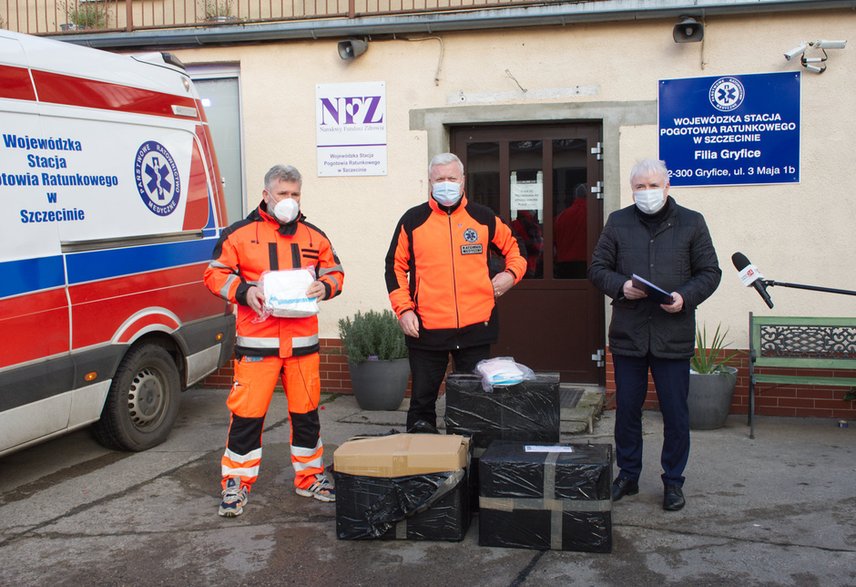 100 sztuk kombinezonów dla Stacji Pogotowia Ratunkowego w Gryficach. Foto:Gmina Rewal