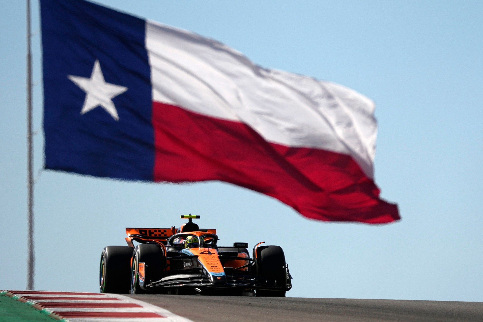 Britský jazdec Lando Norris (McLaren).