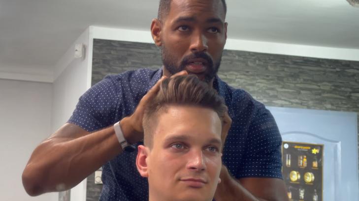 Nemsokára kész a frizura, Arthur King munka közben (Fotó: Blikk)