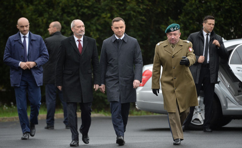 Zwierzchnik sił zbrojnych, prezydent Andrzej Duda (C), minister obrony narodowej Antoni Macierewicz (L) i szef Sztabu Generalnego Wojska Polskiego gen. broni Leszek Surawski (P)