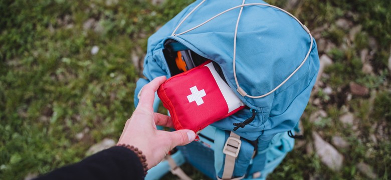 Przygotuj plecak ewakuacyjny. RCB radzi, co musisz do niego włożyć