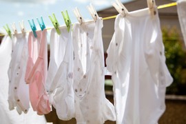 Da li je OPASNO KORISTITI OMEKŠIVAČ kada se pere odeća za bebe: Na jednu stvar morate da obratite posebnu pažnju, a ako niste sigurni - uradite ovaj test