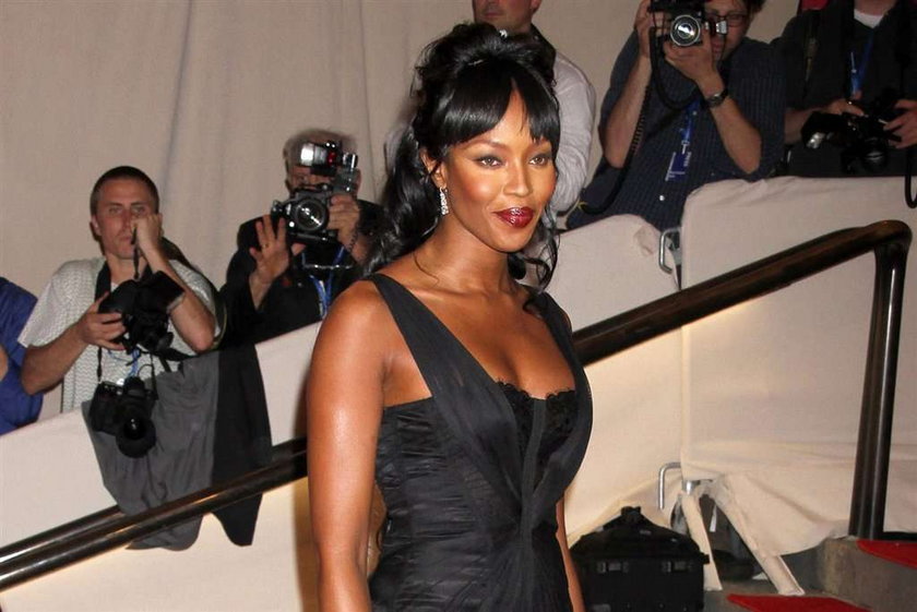 Naomi Campbell wyprzedaje sukienki