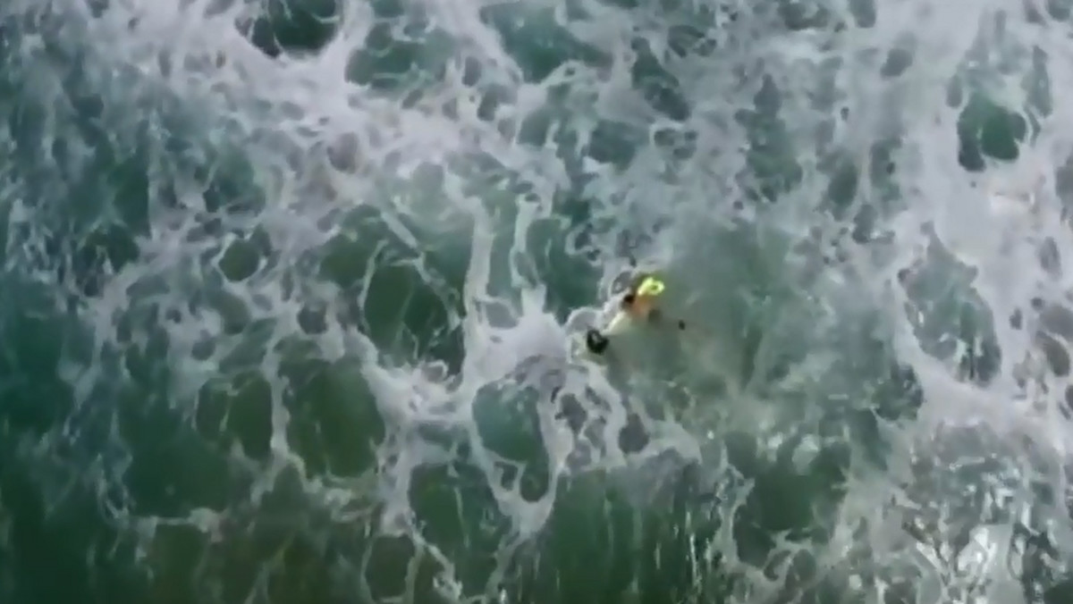 Dron pomógł uratować dwójkę nastoletnich pływaków walczących z potężnymi falami na australijskim wybrzeżu. Zaniepokojeni plażowicze w Lennox Head zaalarmowali ratowników odbywających w okolicy ćwiczenia.