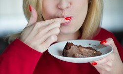 12 ostrzegawczych sygnałów, że jesz za dużo cukru. Nie lekceważ ich