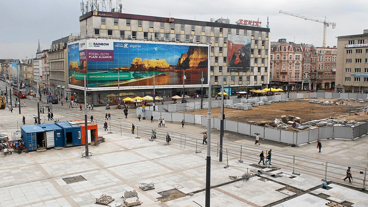 Przebudowa strefy Rondo-Rynek w Katowicach powinna być zakończona do końca 2015 roku - poinformował wczoraj prezydent Katowic Piotr Uszok. W tym roku zostaną zakończone m.in. prace przy Teatrze Śląskim.