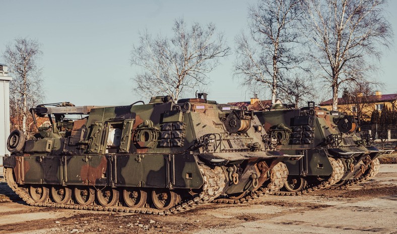 Wozy zabezpieczenia technicznego M88A2 HERCULES na terenie batalionu czołgów w Żurawicy.