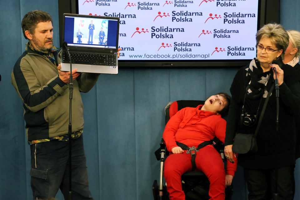 Rzecznik Praw Dziecka Marek Michalak spotkał się z rodzicami i opiekunami niepełnosprawnych dzieci, którzy prowadzš protest okupacyjny w Sejmie. fot. PAP/Tomasz Gzel