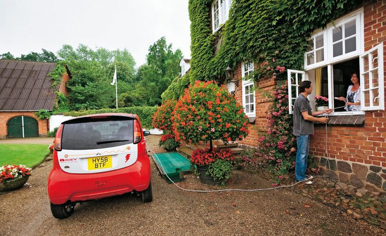 Samochody pod napięciem - Mitsubishi i-Miev oraz Nissan Leaf