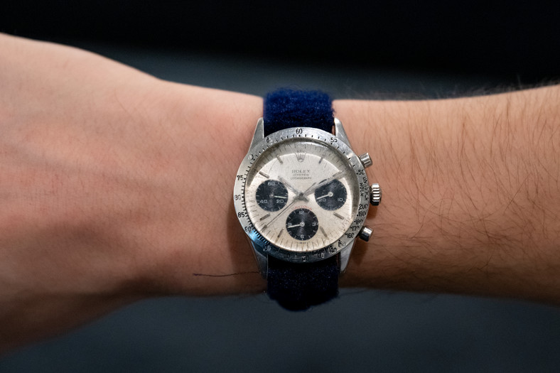 Rolex Daytona podczas aukcji w Nowym Jorku w 2022 r. Zegarek należał do Paula Newmana, który następnie podarował go Stanowi Barrettowi.