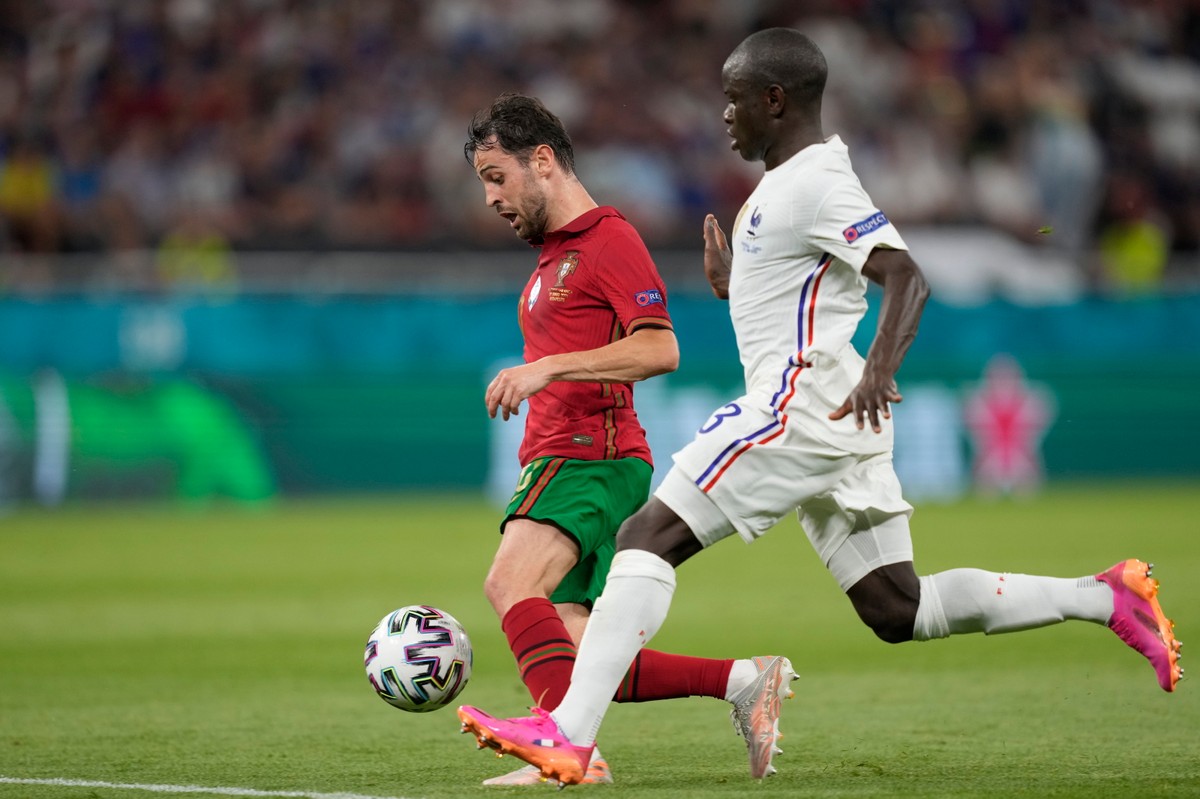 Bernardo Silva (L) w starciu z N'Golo Kante (P) podczas meczu Portugalii z Francją