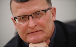 Dr Grzesiowski stracił pracę. "Mamy jedną godność..."