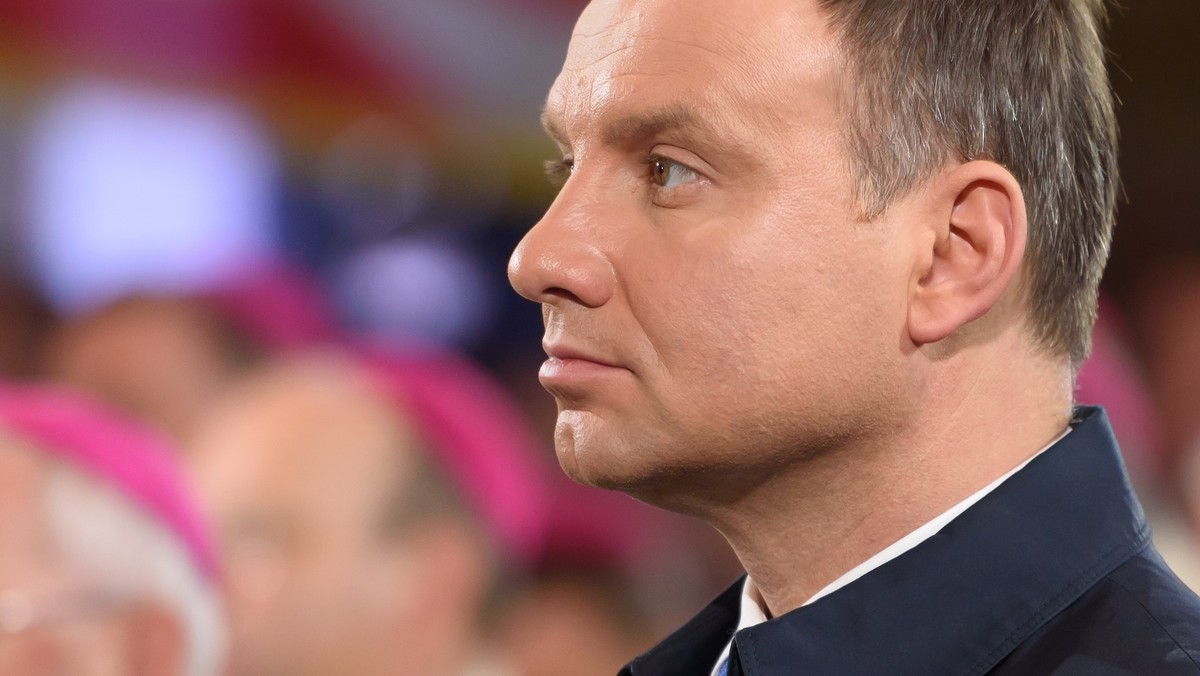 Ranking zaufania do polityków otwiera prezydent Andrzej Duda, któremu ufa 58 proc. badanych, dalej są premier Beata Szydło (52 proc.) i Paweł Kukiz (51 proc.) - wynika z sondażu CBOS. Ranking nieufności otwierają: szef MON Antoni Macierewicz i Janusz Korwin-Mikke (po 50 proc.).