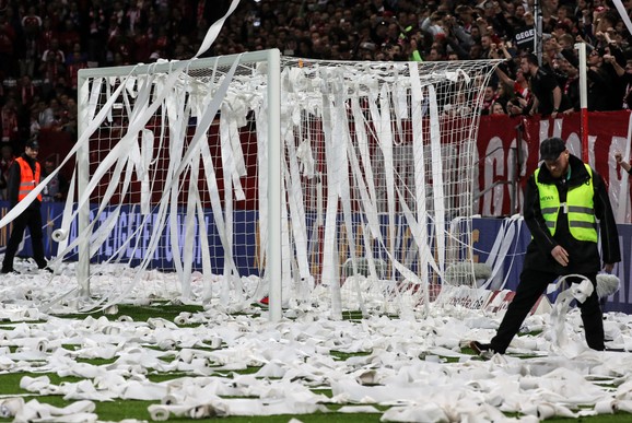 Navijači Majnca zasuli su teren rolnama papira u znak protesta