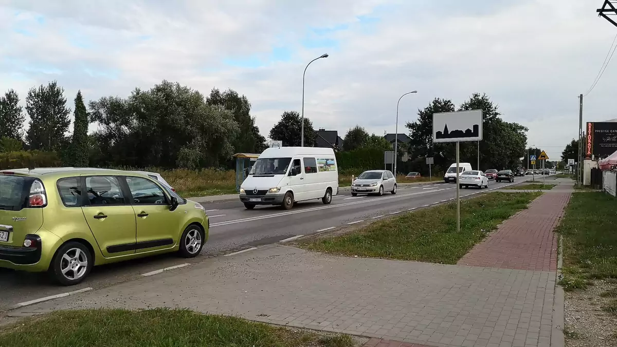 Początek obszaru zabudowanego po jednej stronie i „brak końca” po drugiej? Znak D-42 ma w tym przypadku jedynie funkcję "przypominającą"