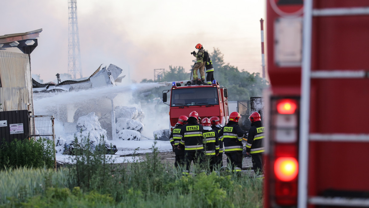 Po kilku godzinach akcji strażacy opanowali wczoraj wieczorem pożar składowiska makulatury w Piekarach Śląskich. Ogień objął setki metrów kw. Olbrzymią chmurę czarnego dymu widać było także w okolicznych miastach.