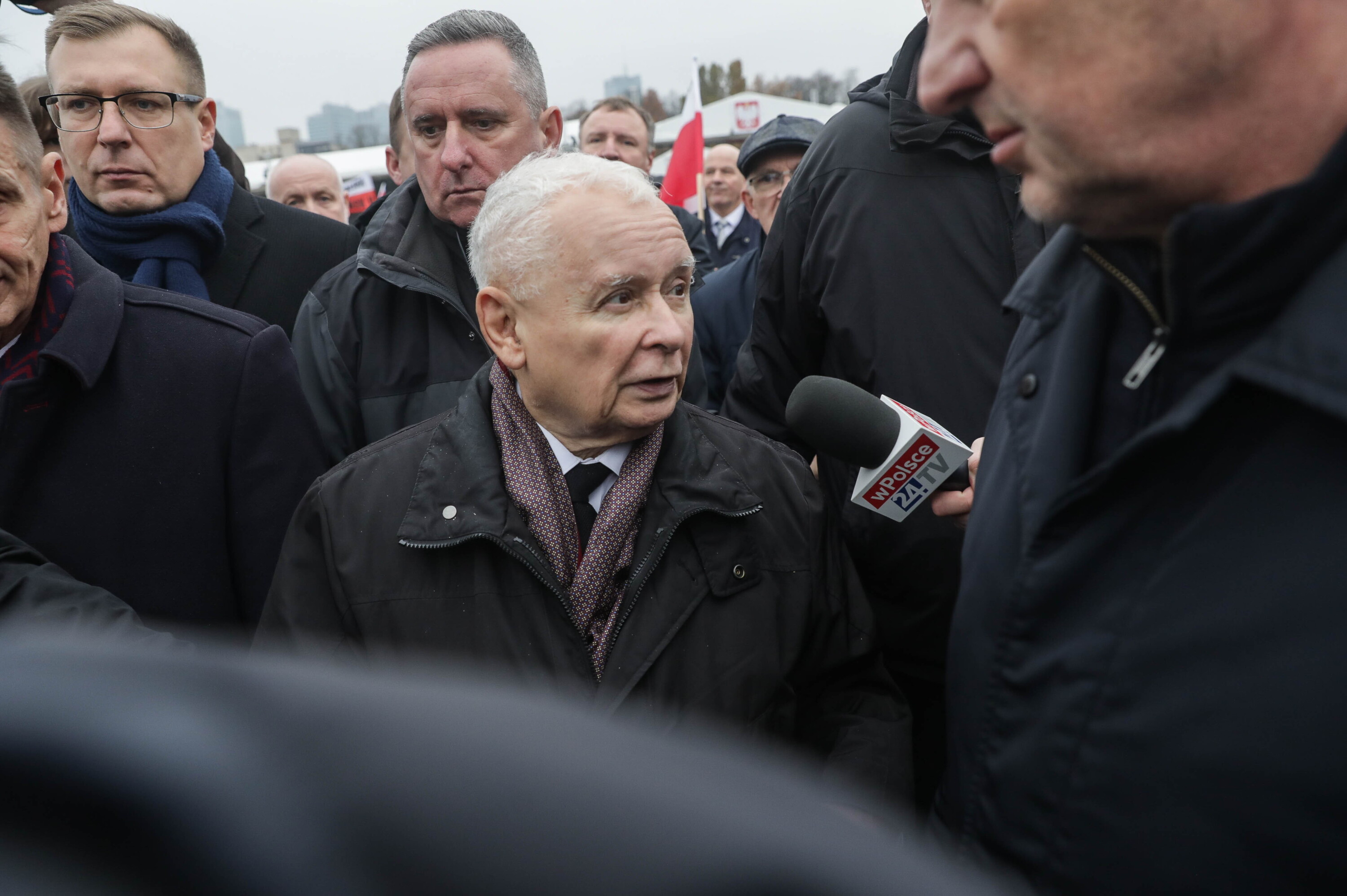 Protestujący zagłuszyli Kaczyńskiego na miesięcznicy smoleńskiej