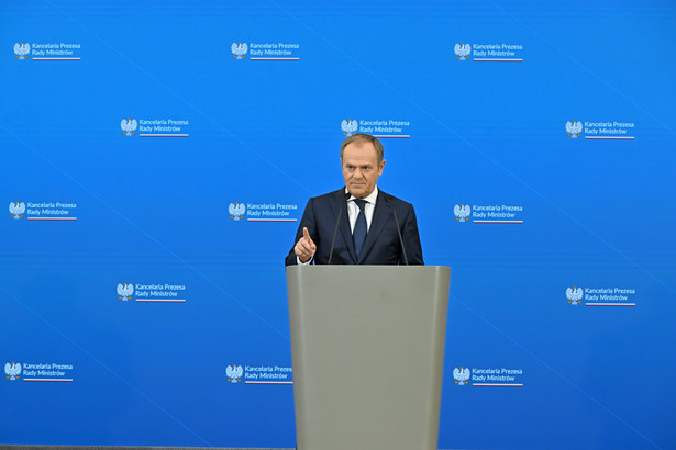 Premier Donald Tusk podczas konferencji prasowej po posiedzeniu rządu w siedzibie KPRM w Warszawie