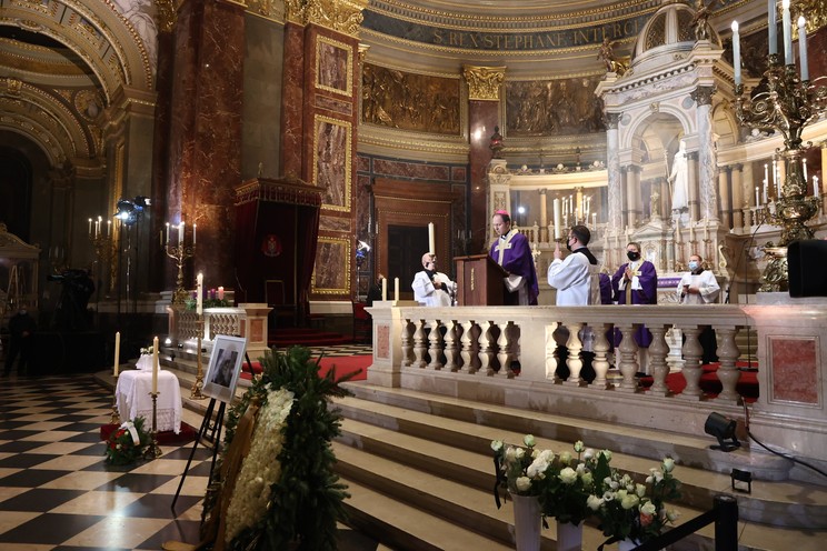 Megható beszédet mondott Mohos Gábor Esztergom-Budapesti segédpüspök Kóbor János búcsúztatóján /Fotó: Pataki Zita