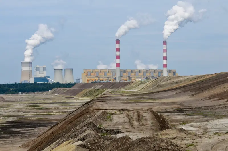 Kopalnia odkrywkowa oraz elektrownia Bełchatów.