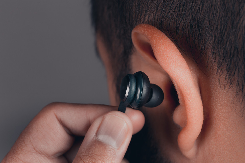 Wyjmuj słuchawki z uszu