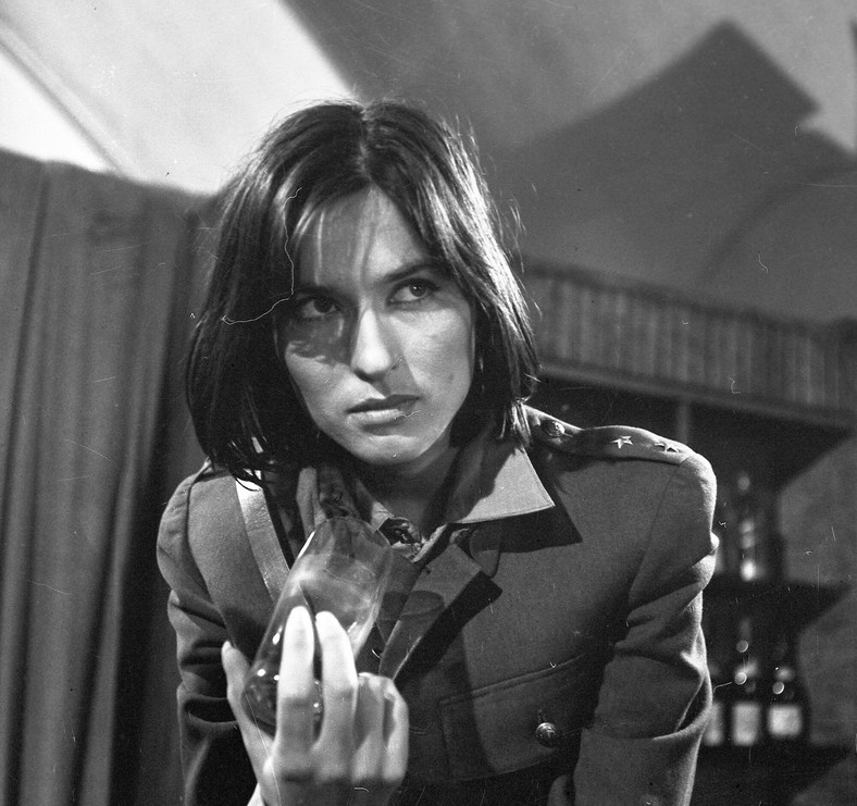 Maria Wachowiak jako porucznik Krystyna w filmie "Daleka jest droga", 1963 r.