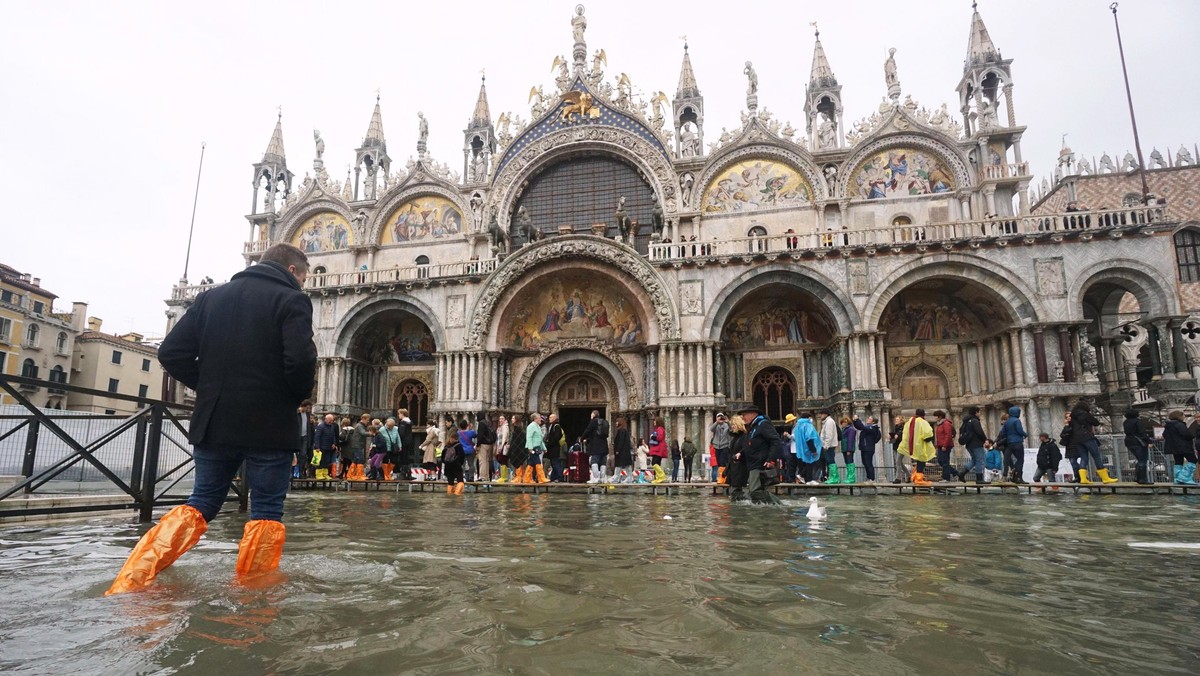 epa07135182 - ITALY VENICE WEATHER (High water in Venice)