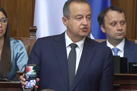 (VIDEO) "OVO JE ZVUČNI TOP" Dačić u skupštini pustio snimak kako se zaista čuje zvučni top kao odgovor na Aleksićevo izlaganje! Opozicija poskakala, Brnabić se umešala: "ŠTA JE SAD PROBLEM?"