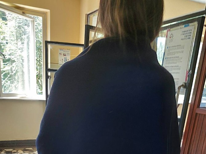 Srpkinja ušla u sud ogrnuta ćebetom, oko njene sporne haljine se vodi žustra rasprava