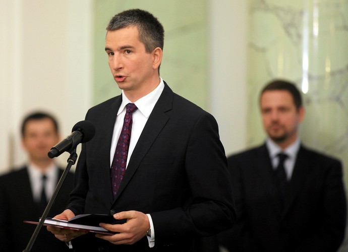 <b>Minister finansów Mateusz Szczurek</b>
<br>
<br>
Doktor ekonomii, studiował między innymi na University of Sussex i Wydziale Nauk Ekonomicznych Uniwersytetu Warszawskiego.
<br>
<br>
W 1997 został ekonomistą w ING Banku. W 2011 objął funkcję głównego ekonomisty grupy ING na region Europy Środkowej i Wschodniej.
<br>
<br>
Kilka tygodni temu, w wieku zaledwie 38 lat, został ministrem w rządzie Tuska.