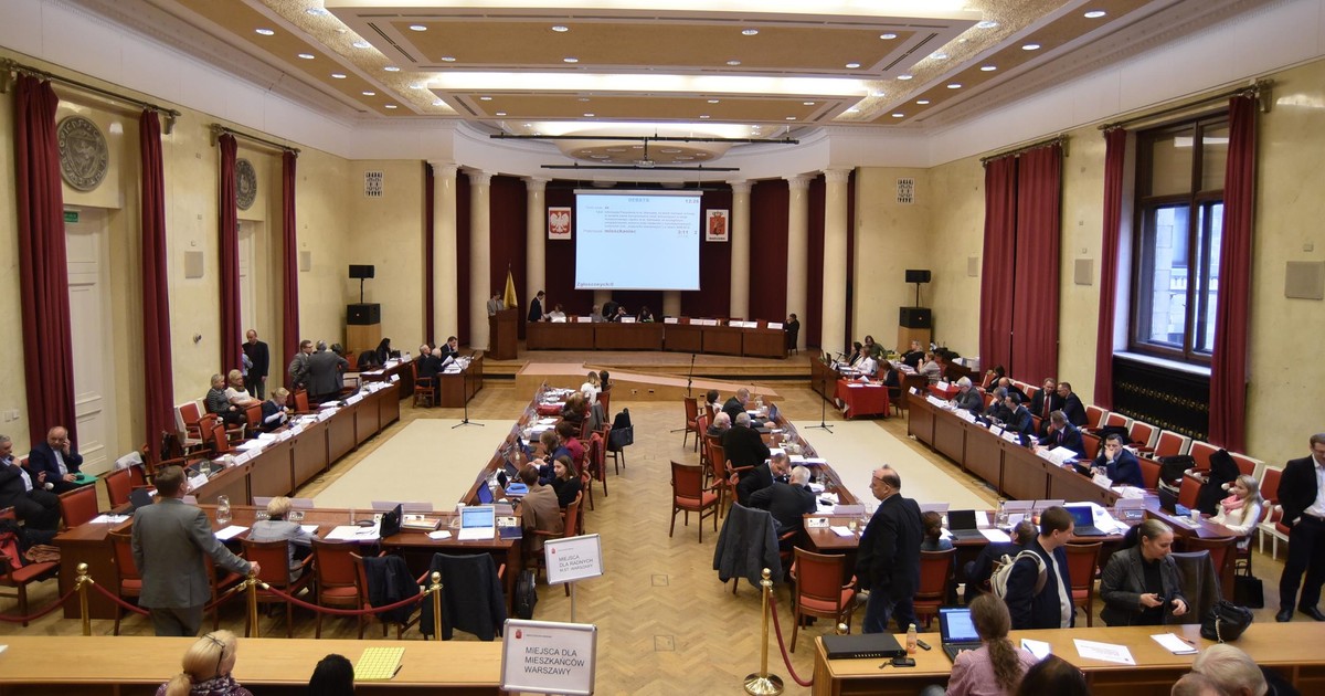 "Zamknij się!" – awantura, krzyki i buczenie na sesji Rady Warszawy. Wstyd na całą Polskę