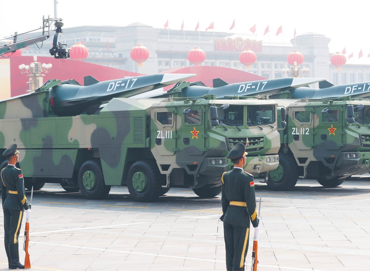 Pociski DF-17 podczas parady na placu Tiananmen