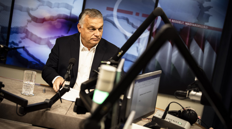 A Miniszterelnöki Sajtóiroda által közreadott képen Orbán Viktor kormányfő interjút ad a Jó reggelt, Magyarország! című műsorban a Kossuth Rádió stúdiójában / Fotó: MTI/Miniszterelnöki Sajtóiroda/Fischer Zoltán