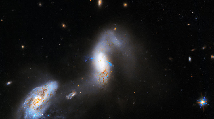 A NASA Hubble Space Teleszkópja fényképezte le a két galaxist egymás mellett / Illusztráció: Northfoto