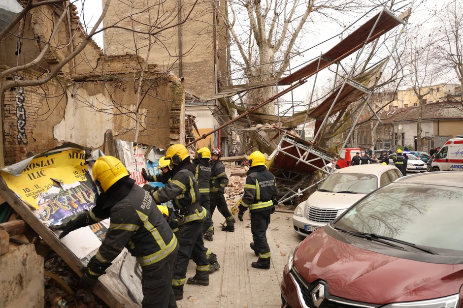 Srušila se građevinska skela i deo zgrade