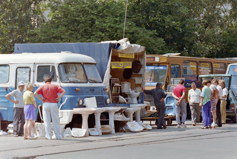 Uliczny handel to nie były tylko gazety czy niewielkie produkty. Sprzedaż nowej ceramiki sanitarnej z autobusu w centrum miasta, Warszawa, 01.07.1992.