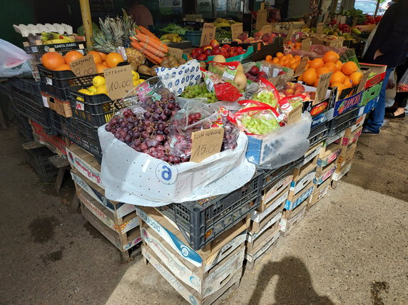 Wysokie ceny na początku sezonu będą obniżały się sukcesywnie — mówią sprzedawcy warzyw i owoców 