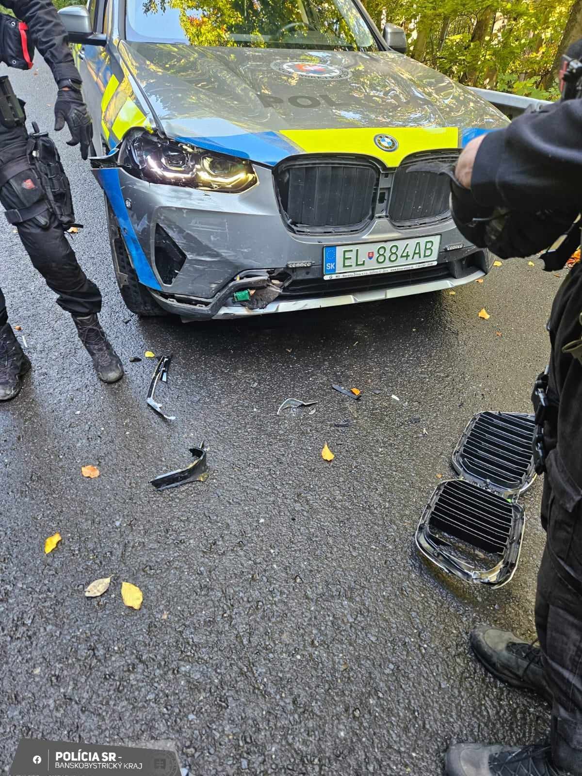 Motocyklista narazil do policajného auta v období zákazu viesť vozidlá.